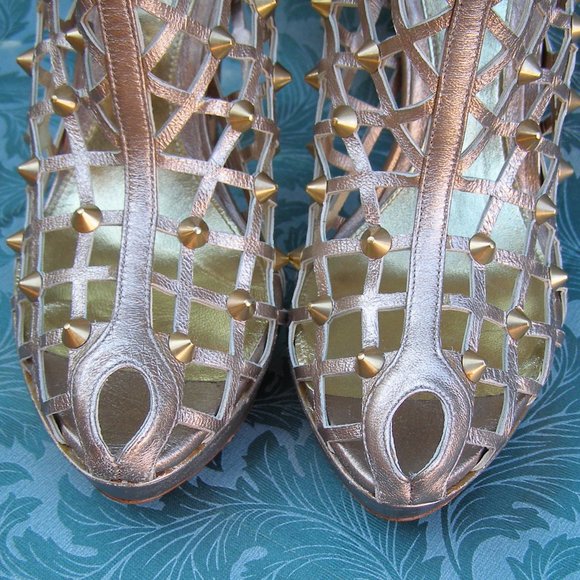 STUNNING size 39.5/US 9 Alexander McQueen Gold Studded heels (store display) - Picture 14 of 16